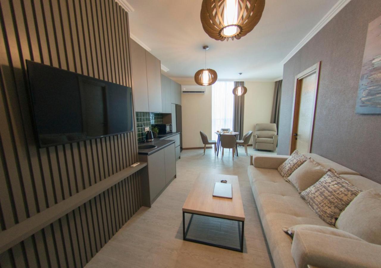 Season Suite Apart-Hotel Batumi Bagian luar foto