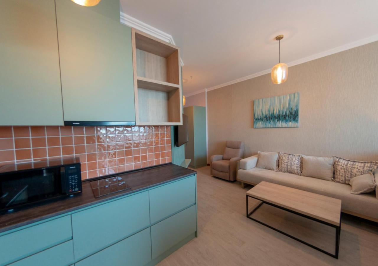 Season Suite Apart-Hotel Batumi Bagian luar foto