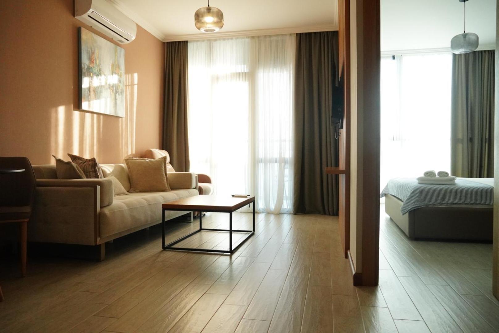 Season Suite Apart-Hotel Batumi Bagian luar foto