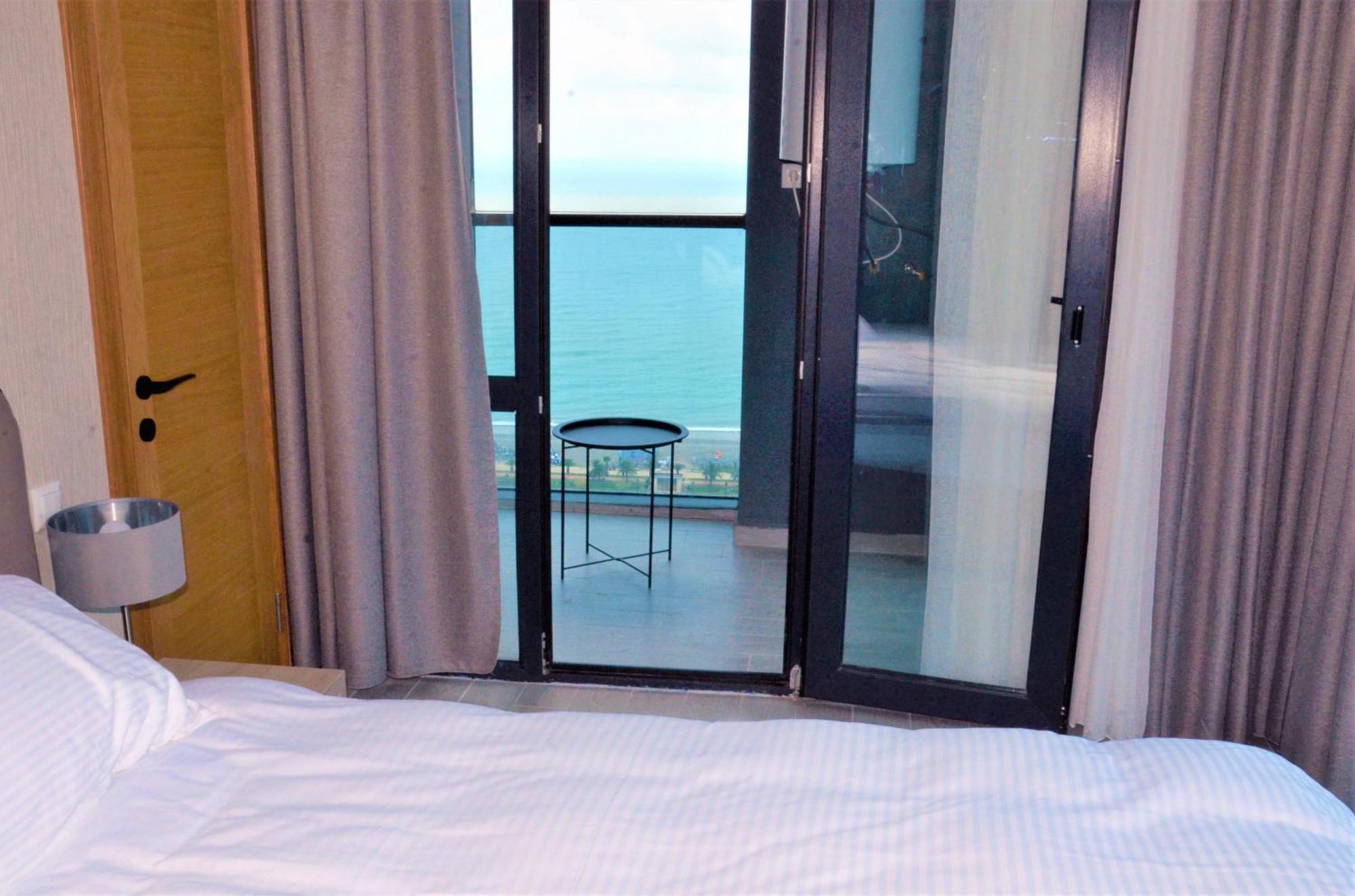 Season Suite Apart-Hotel Batumi Bagian luar foto
