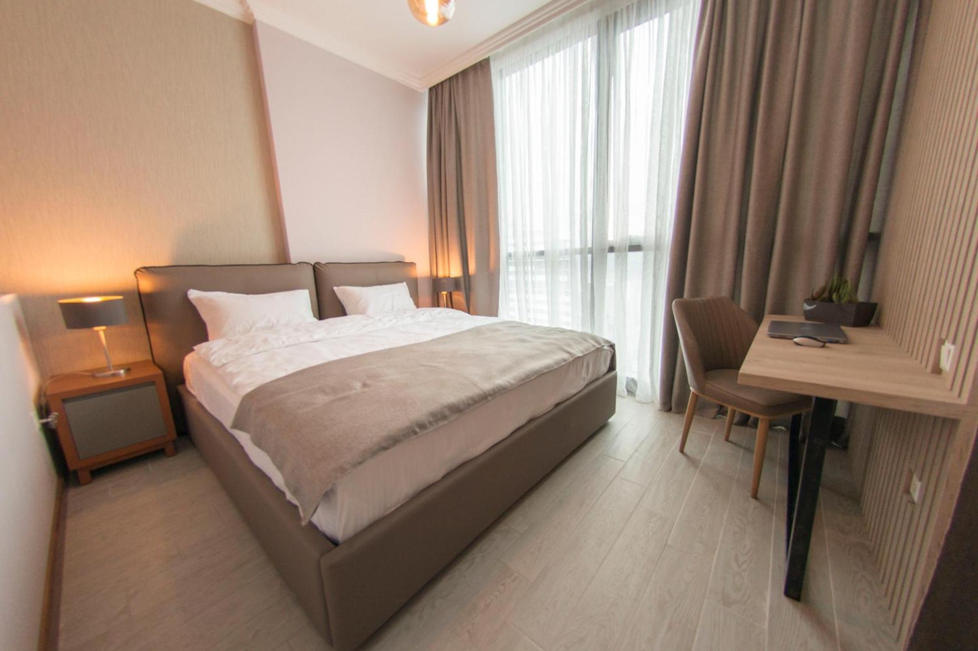 Season Suite Apart-Hotel Batumi Bagian luar foto