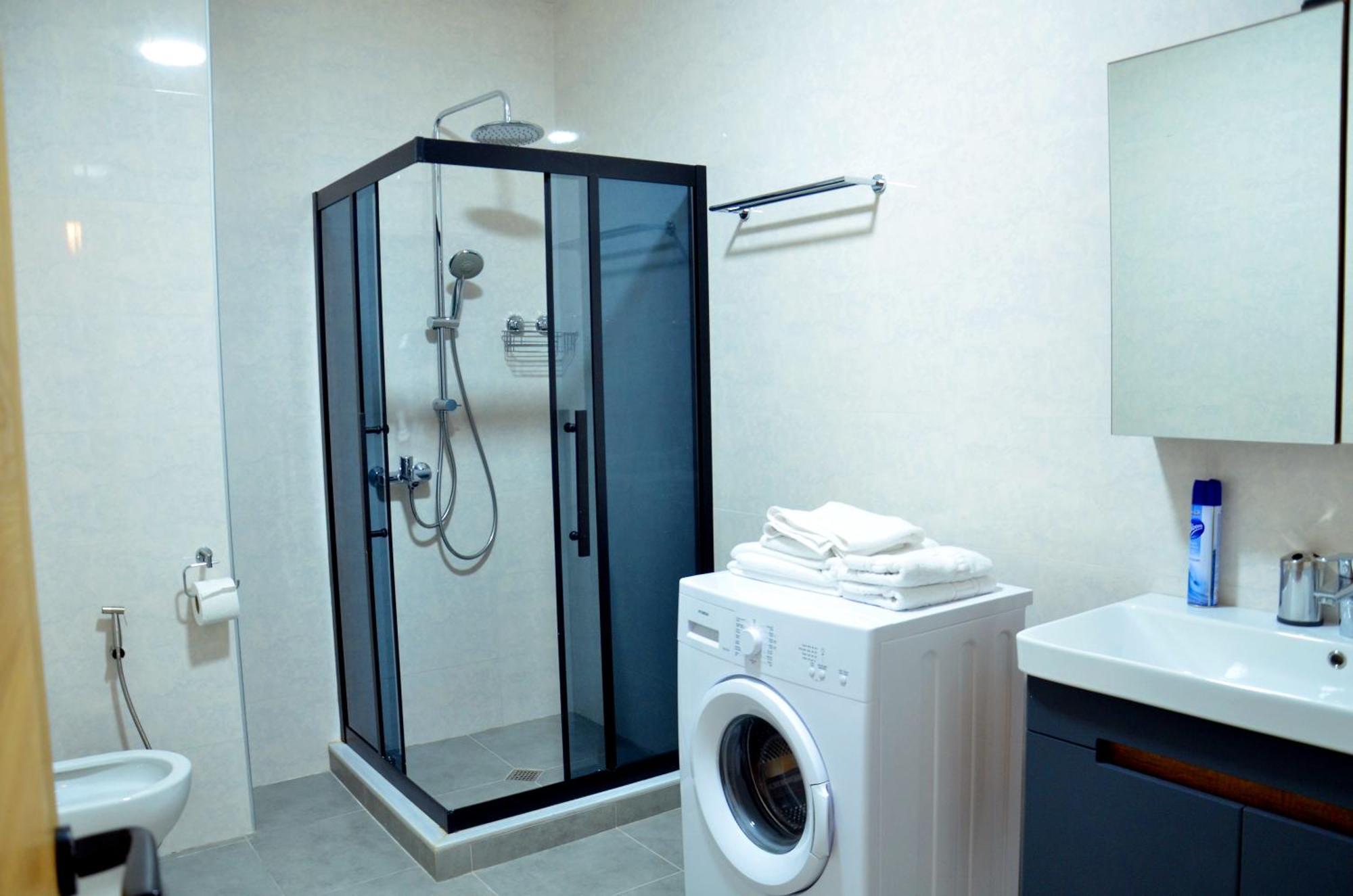 Season Suite Apart-Hotel Batumi Bagian luar foto